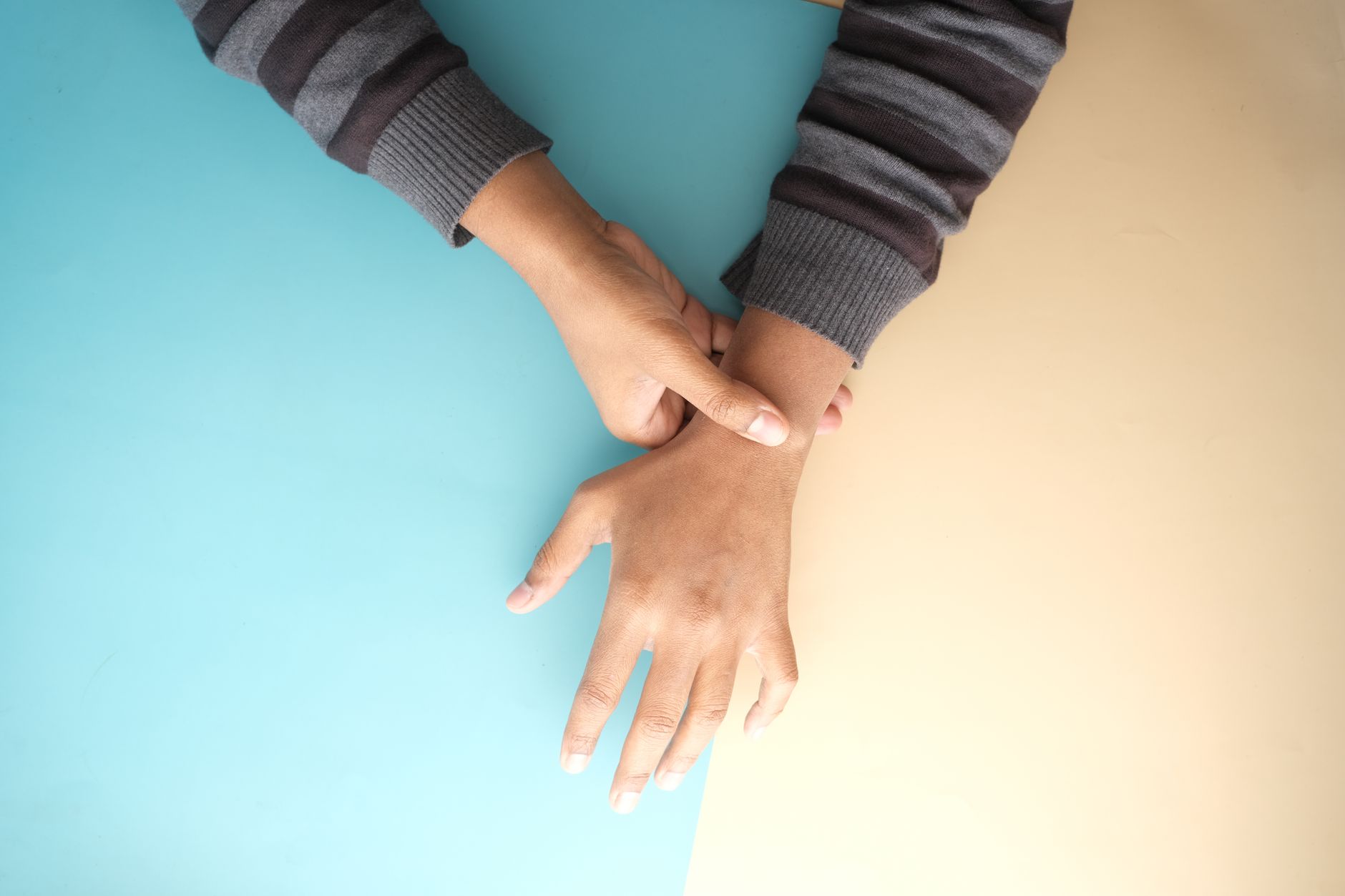 Poignet ou coude : contention simple ou maintien renforcé